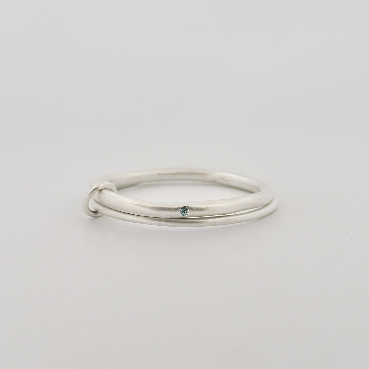 BIGOLI napkin ring set of four in hand-forged sterling silver with aquamarine, citrine, peridot, sapphire and emerald. AGOVIA x Tabletopjoy.
