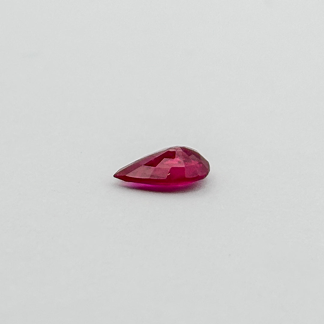 Ruby (pear cut, 6x4mm)