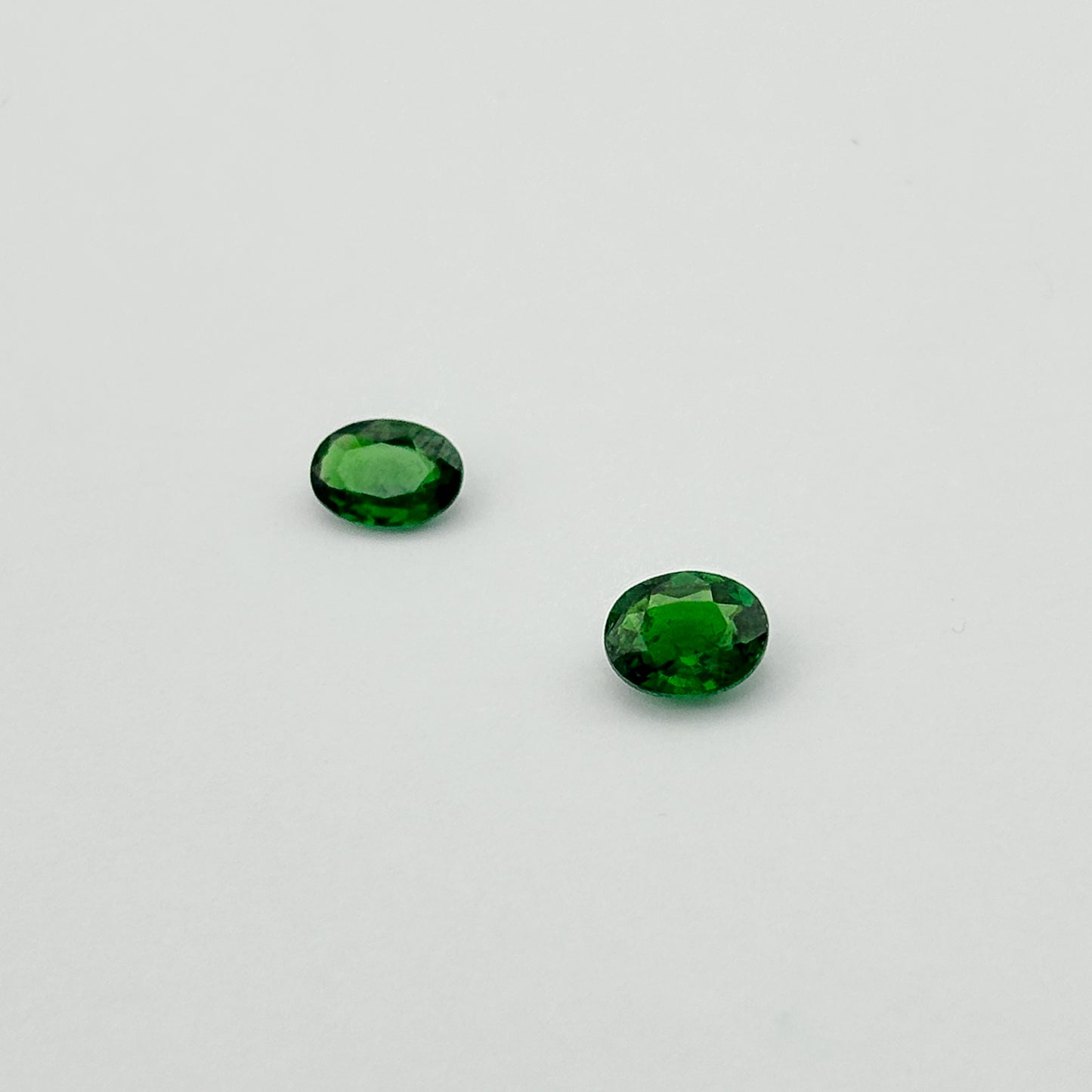 Tsavorite Garnet (oval cut, 5x4mm)