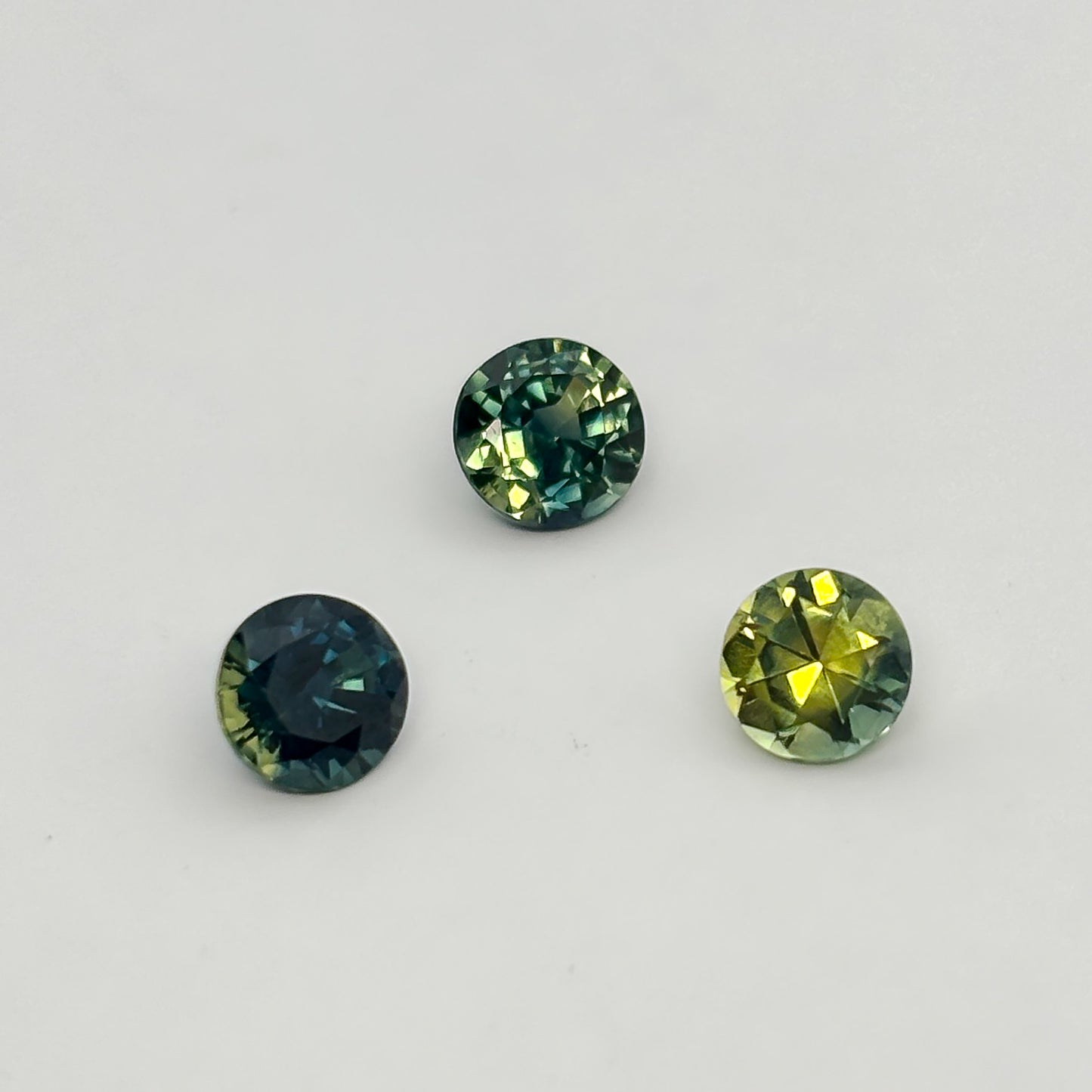 Australian Sapphire (round cut, 5.40mm)