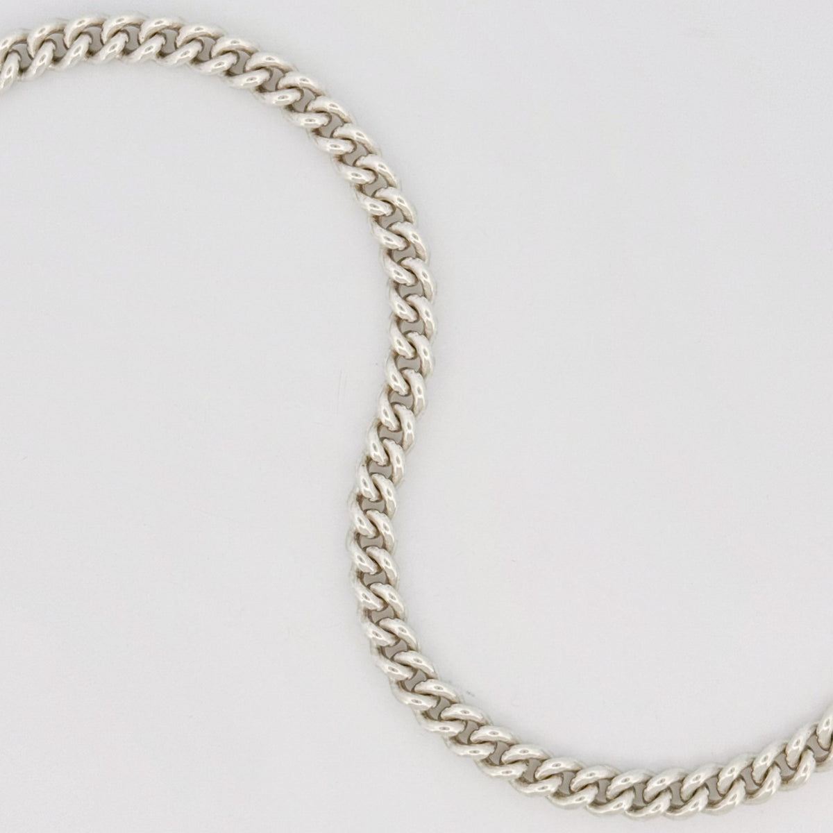 CASPER wrist chain in sterling silver, close view of the curb links.
